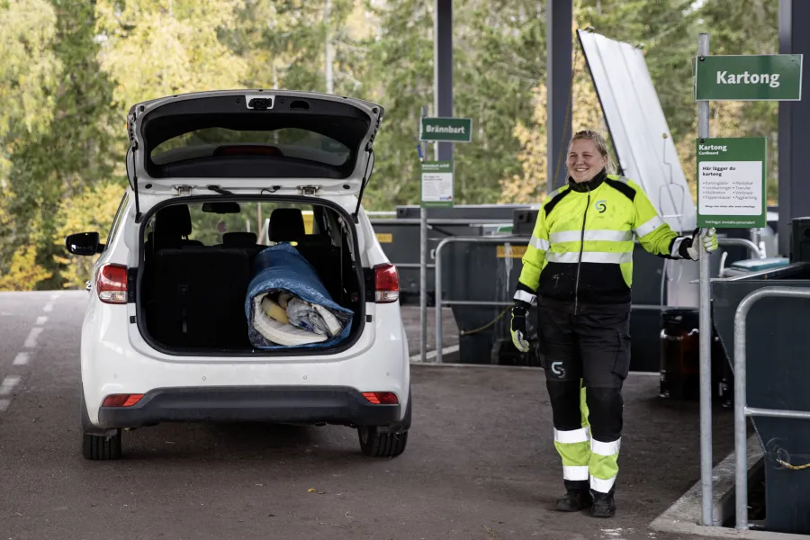 Personbil lämnar avfall till återvinningen och får hjälp av personalen vid Svinryggens kretsloppsanläggning.